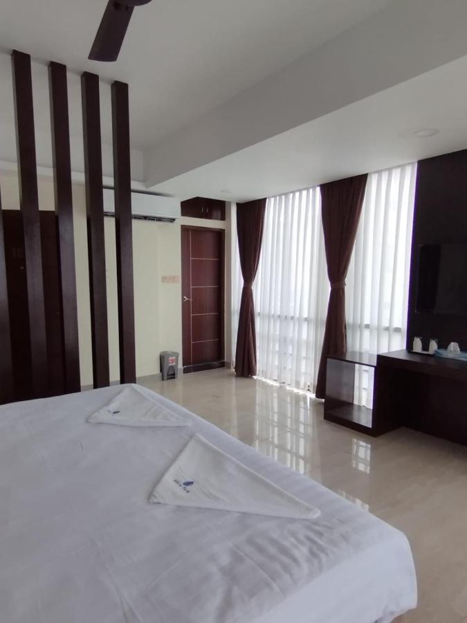 White Park Hotel & Suites Читтагонг Экстерьер фото