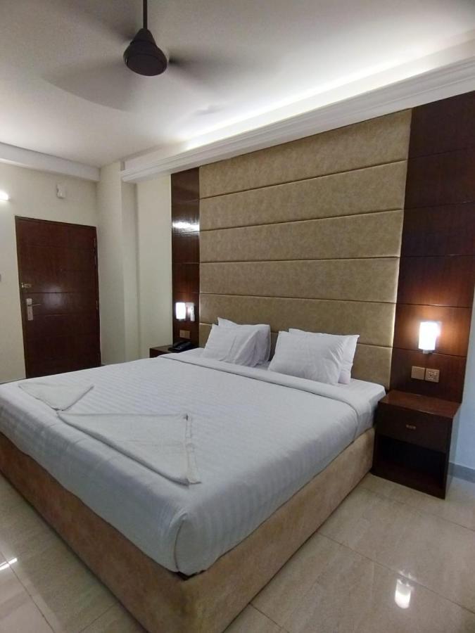 White Park Hotel & Suites Читтагонг Экстерьер фото