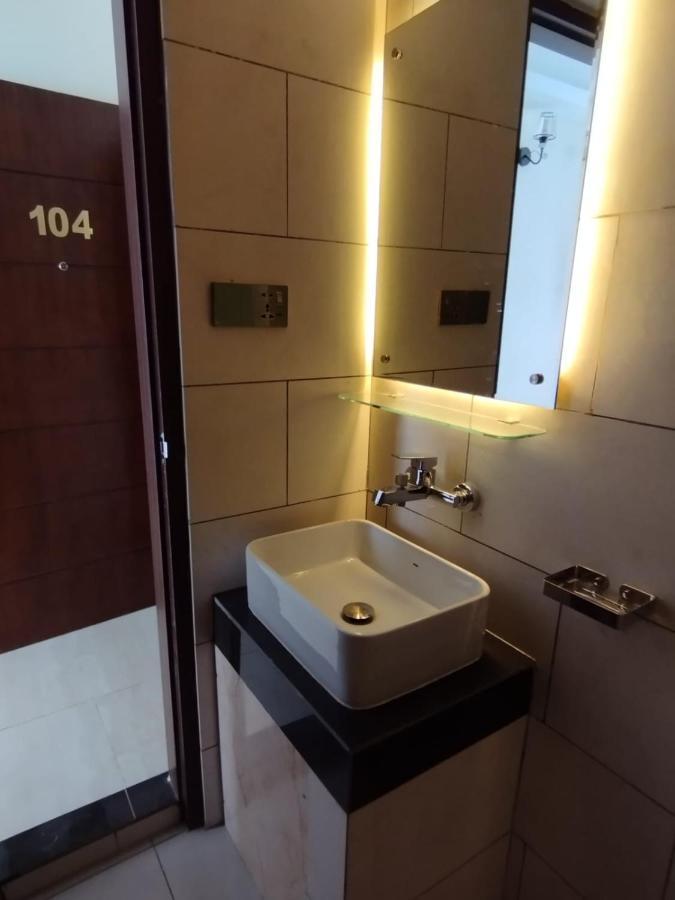 White Park Hotel & Suites Читтагонг Экстерьер фото