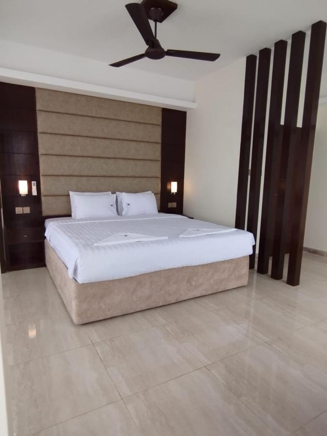 White Park Hotel & Suites Читтагонг Экстерьер фото