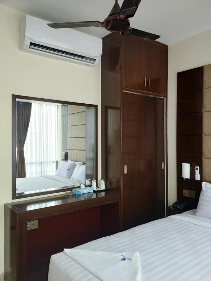 White Park Hotel & Suites Читтагонг Экстерьер фото