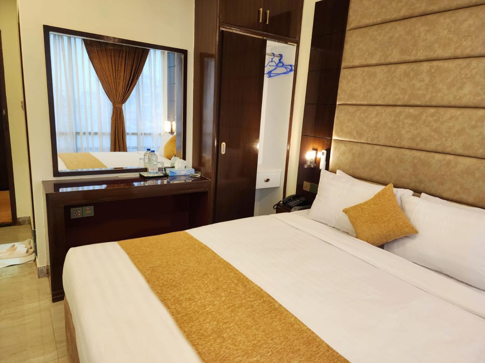 White Park Hotel & Suites Читтагонг Экстерьер фото