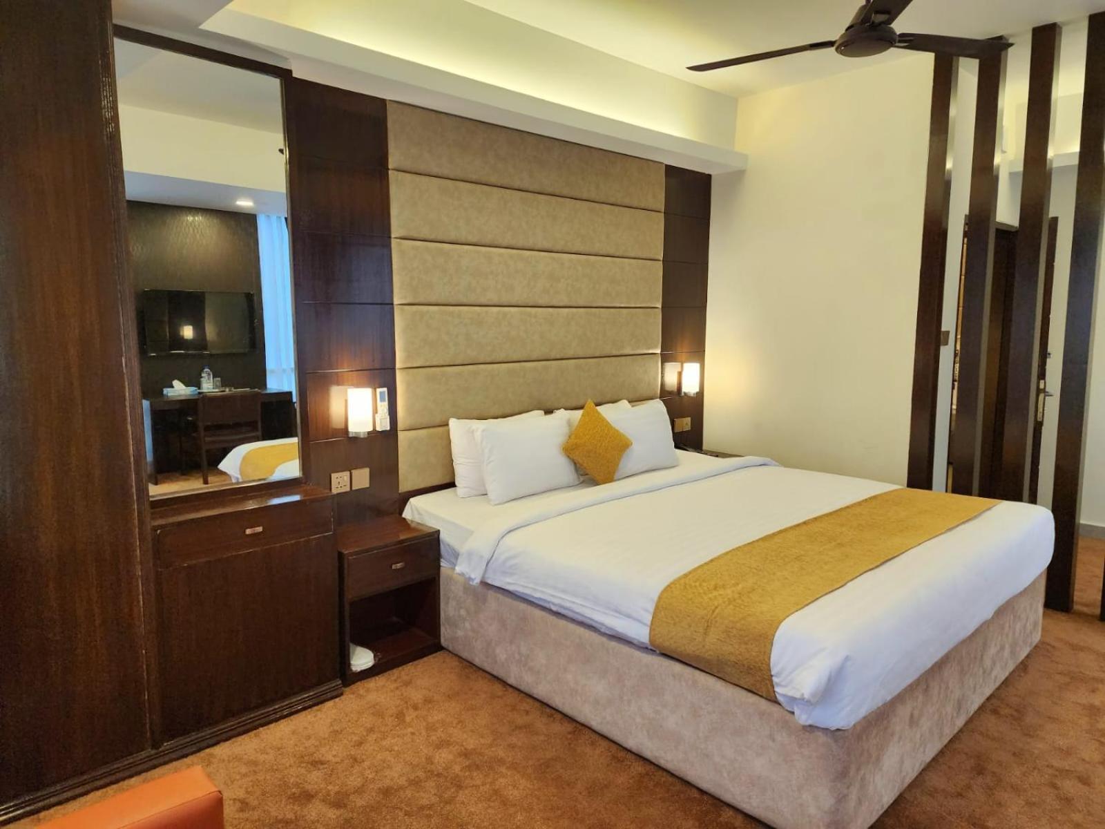 White Park Hotel & Suites Читтагонг Экстерьер фото