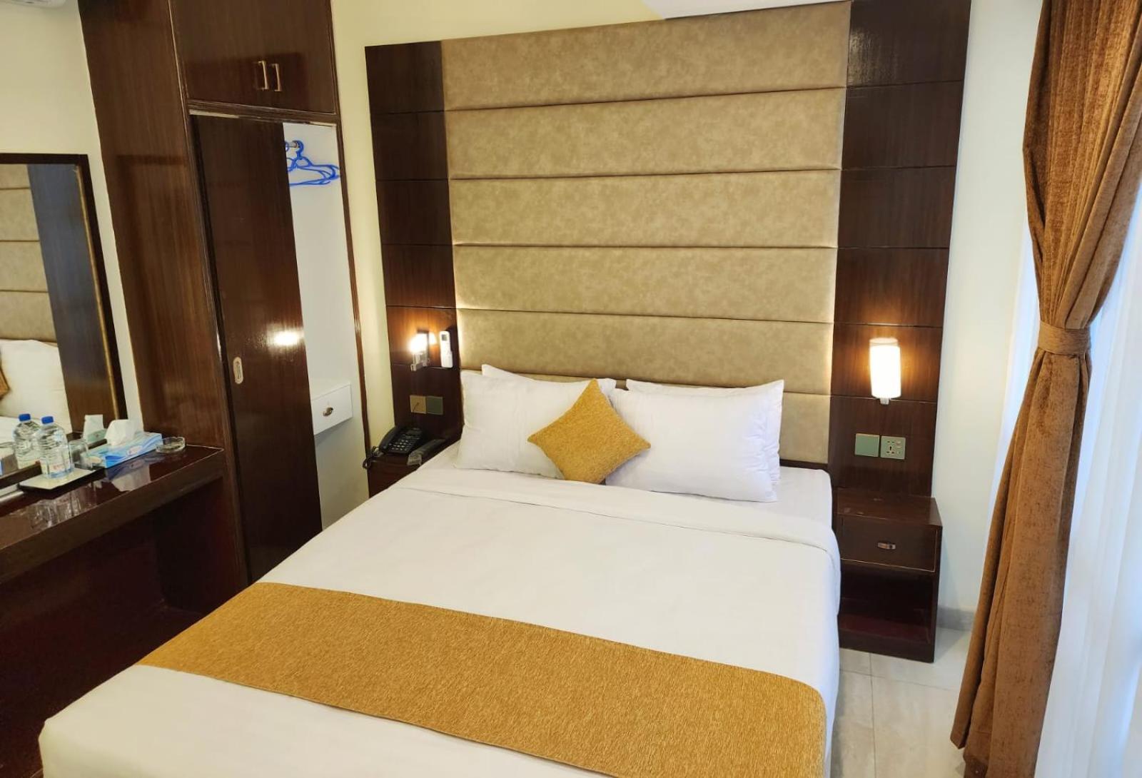 White Park Hotel & Suites Читтагонг Экстерьер фото