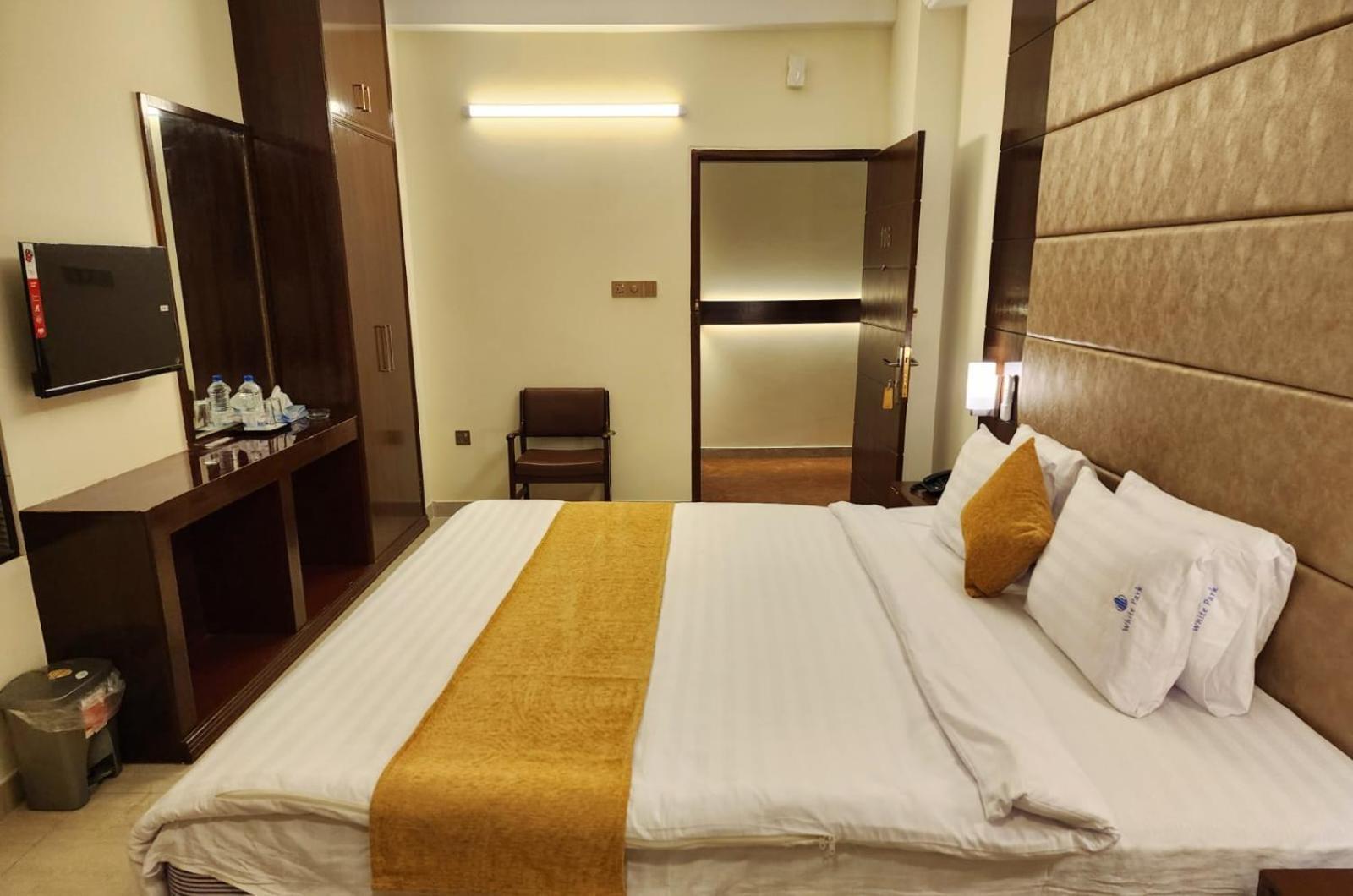 White Park Hotel & Suites Читтагонг Экстерьер фото