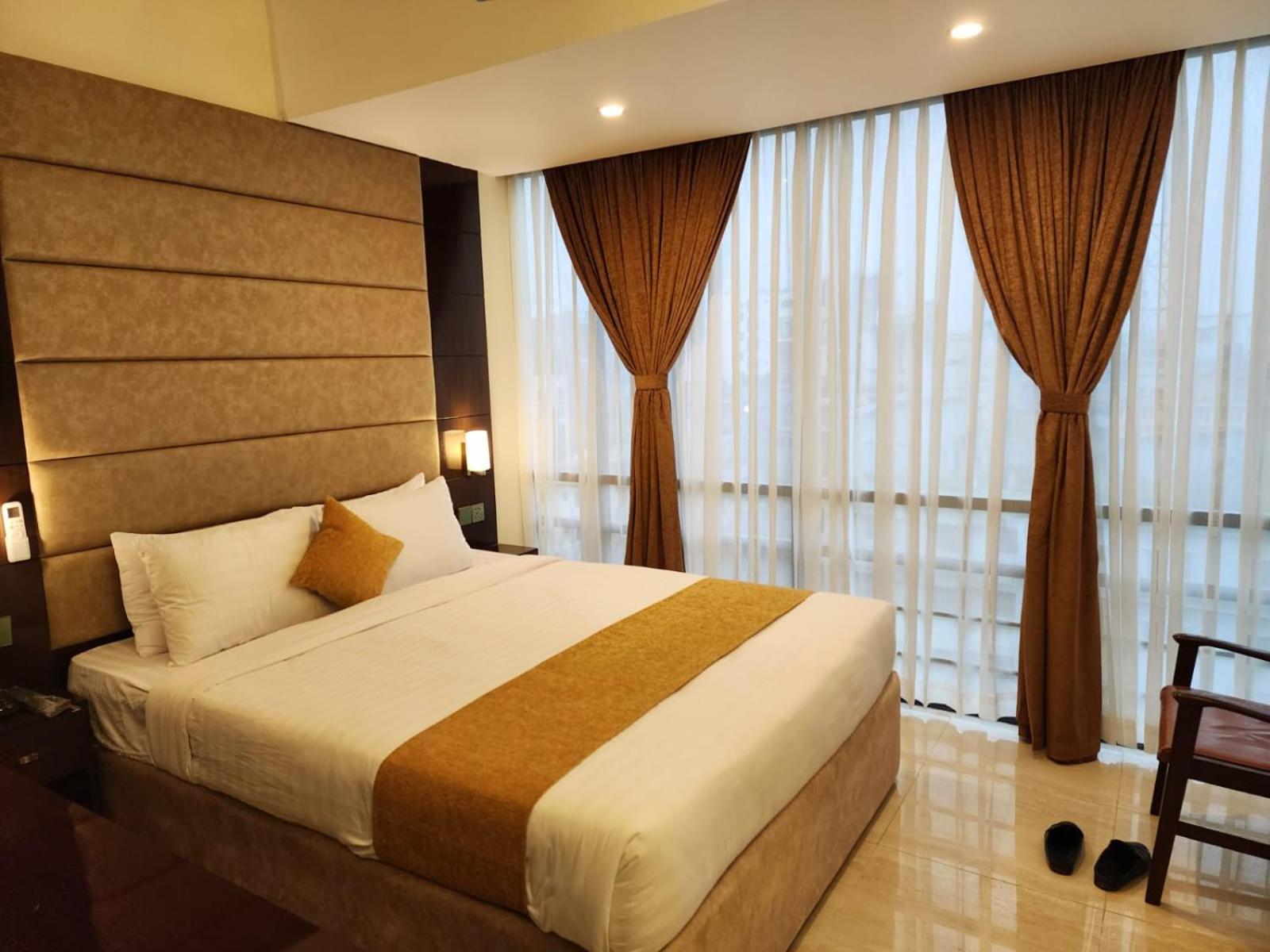 White Park Hotel & Suites Читтагонг Экстерьер фото
