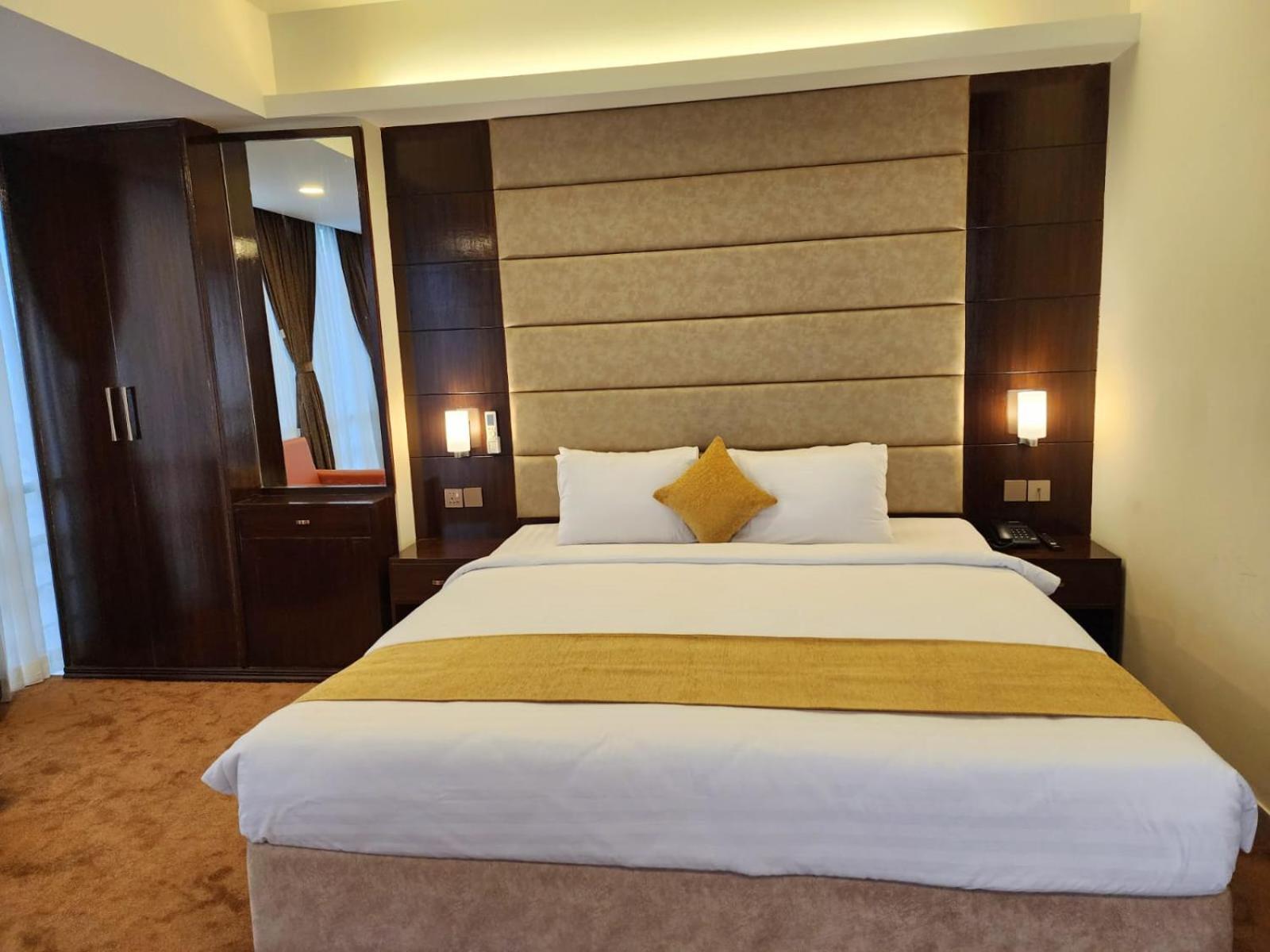 White Park Hotel & Suites Читтагонг Экстерьер фото