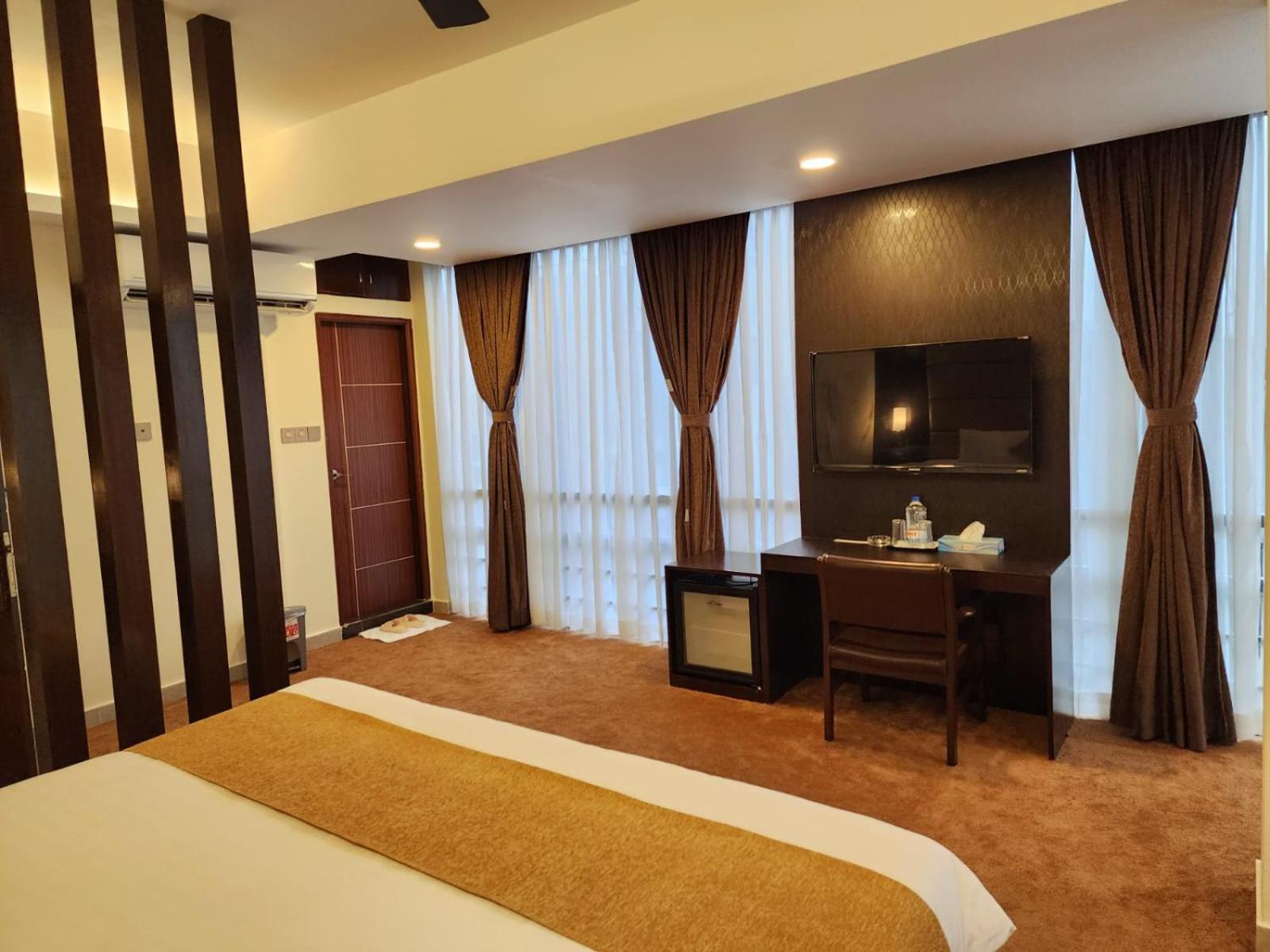 White Park Hotel & Suites Читтагонг Экстерьер фото