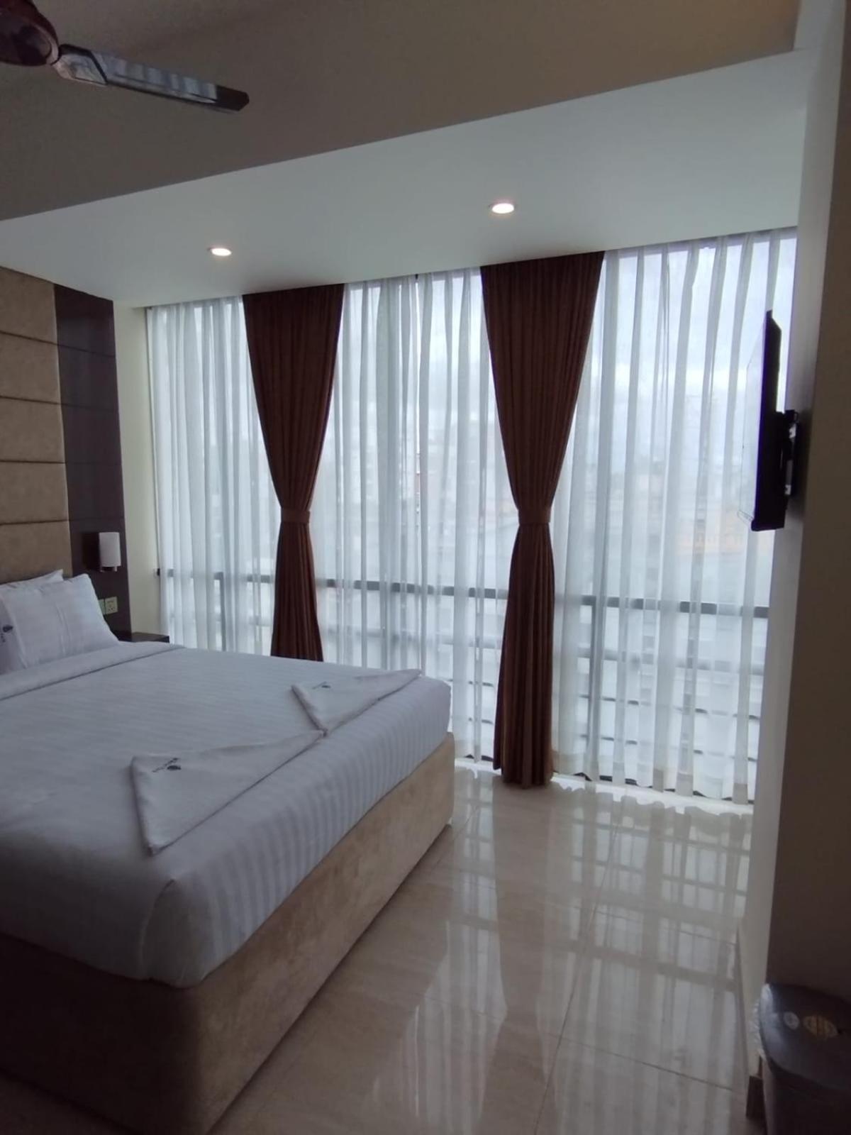 White Park Hotel & Suites Читтагонг Экстерьер фото