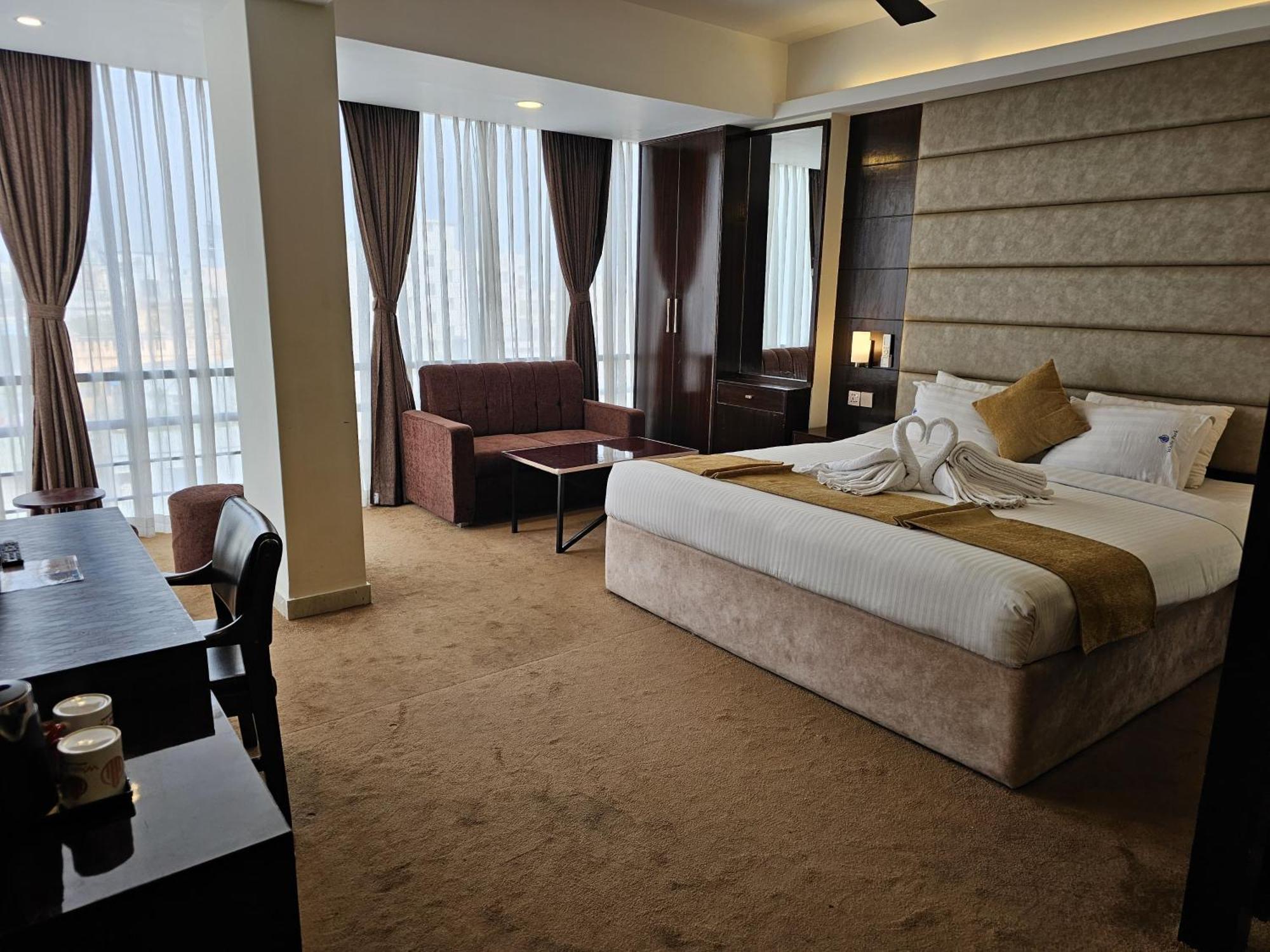 White Park Hotel & Suites Читтагонг Экстерьер фото