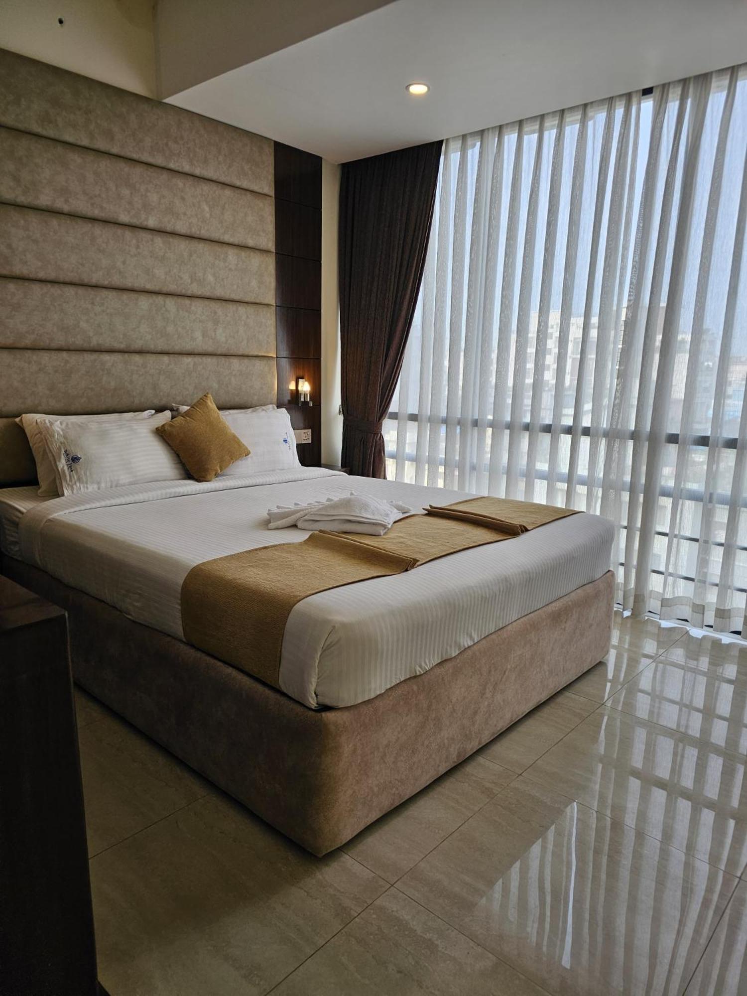 White Park Hotel & Suites Читтагонг Экстерьер фото