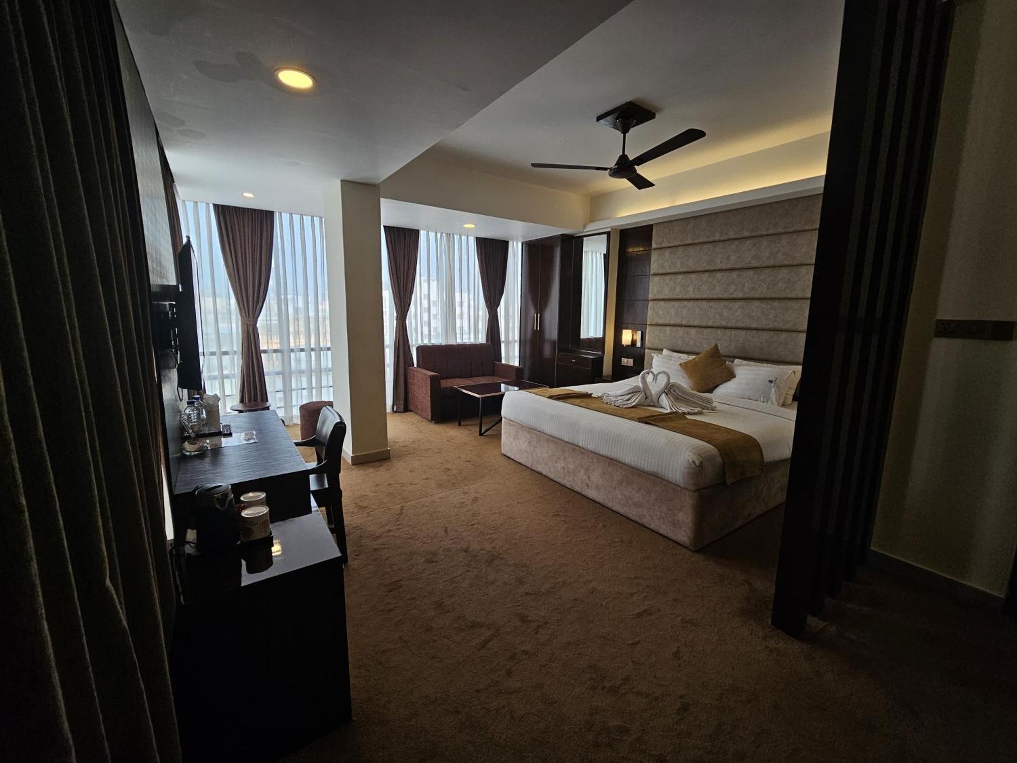 White Park Hotel & Suites Читтагонг Экстерьер фото