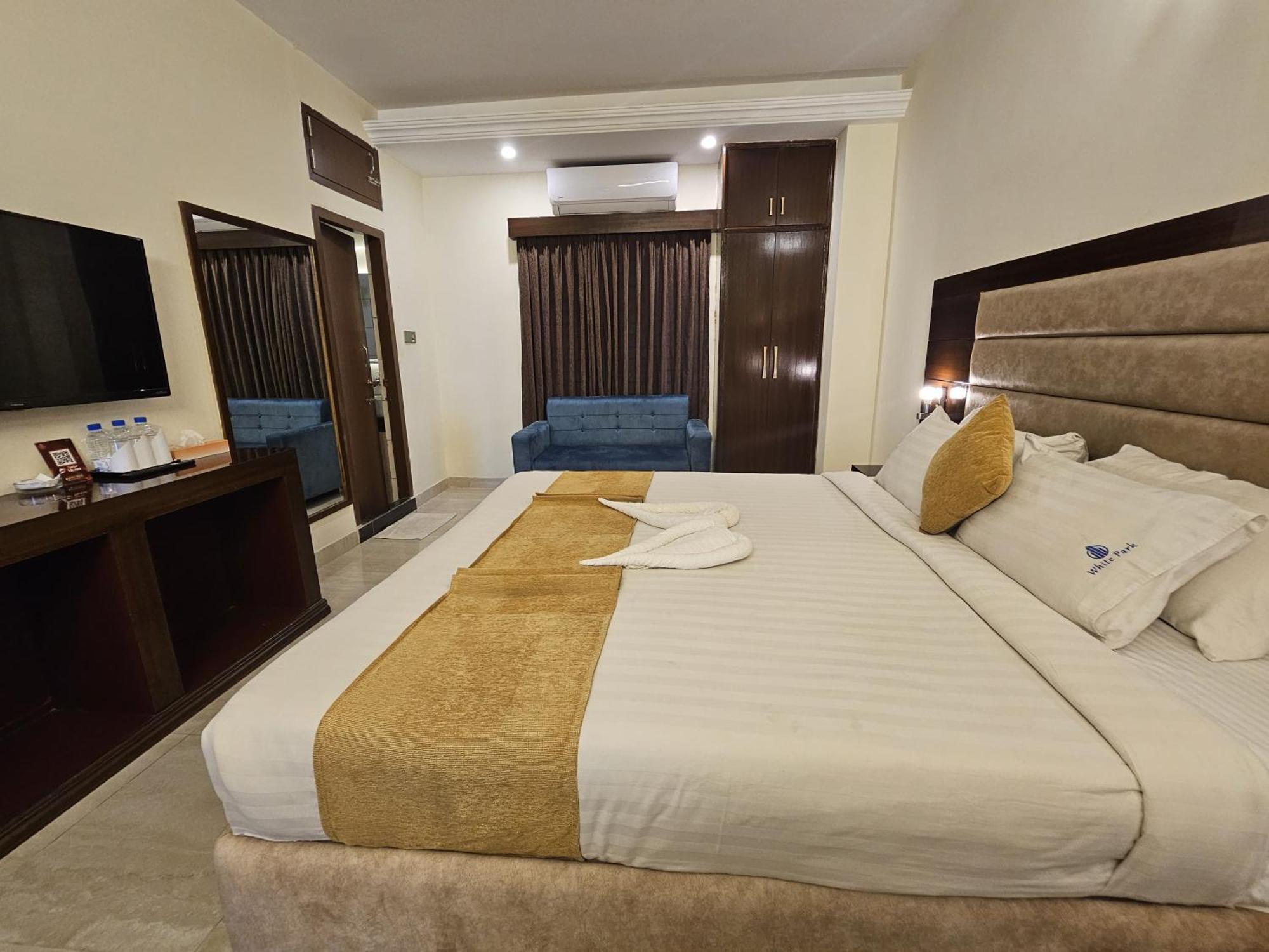 White Park Hotel & Suites Читтагонг Экстерьер фото