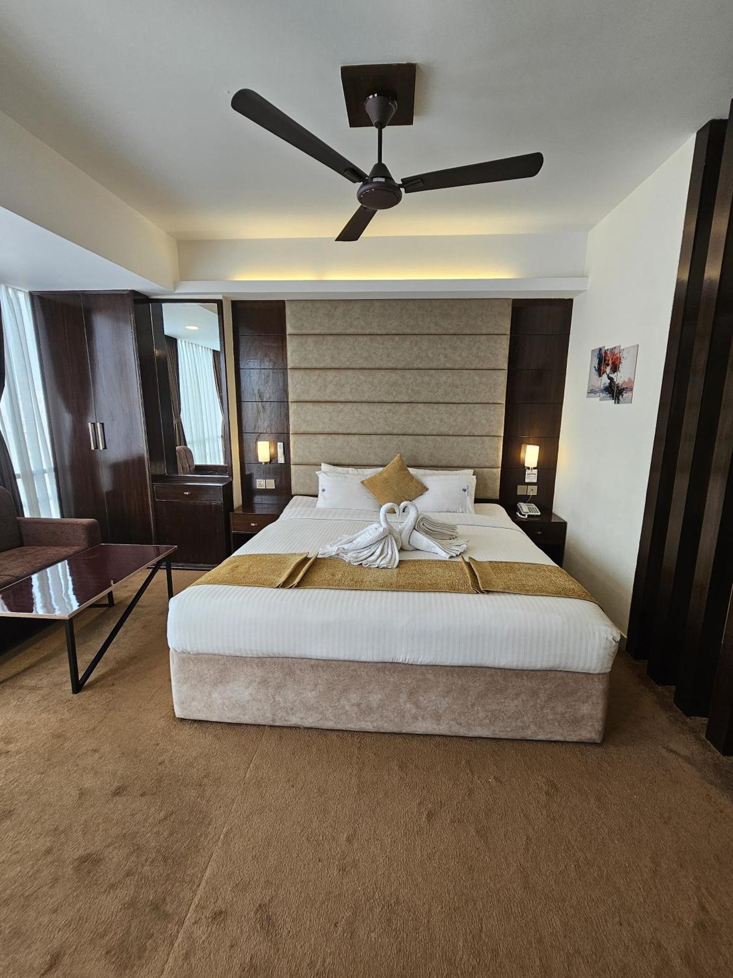 White Park Hotel & Suites Читтагонг Экстерьер фото